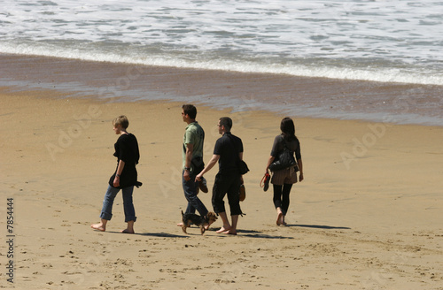 groupe de personnes qui marchent sur la plage photo