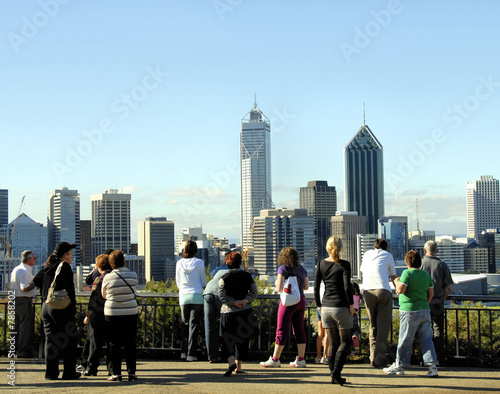 Obraz na płótnie Tourists Looking down at the city of Perth from Kings Park w salonie