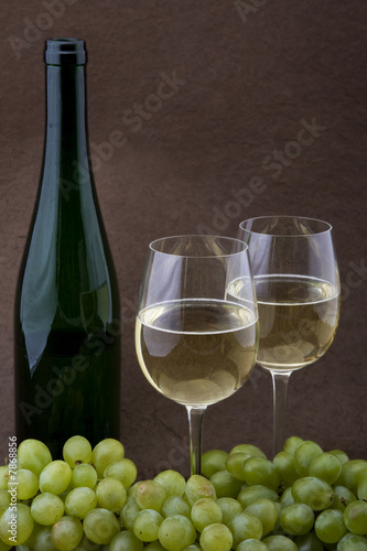 Weisser Wein mit Flasche, Gläser und Trauben photo