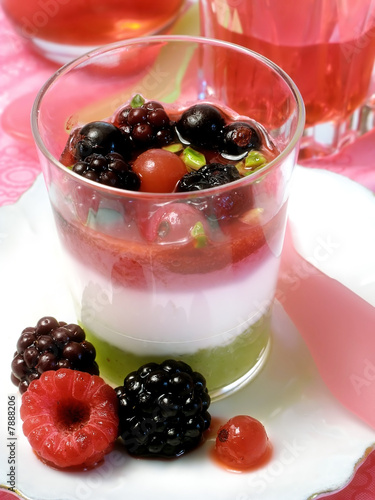 verrine : fruits rouges, faisselle, pistache