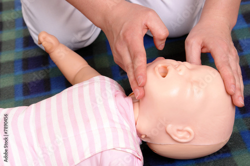 Quadro su tela Infant mouth-to-mouth resuscitation demonstration
