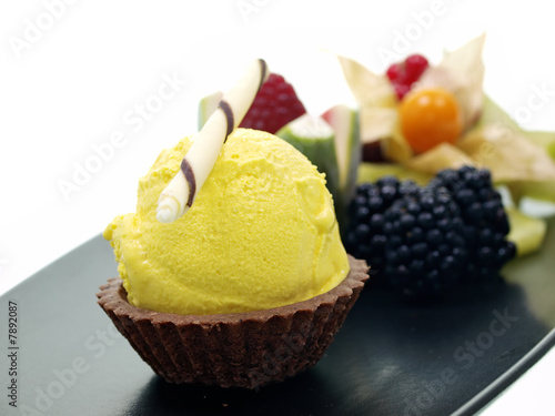 mangosorbet mit frischer obstplatte photo