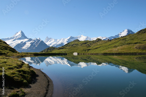 reflets dans un lac des alpes suisses