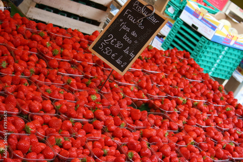 Vente de fraises sur le marché de Rennes (Bretagne)