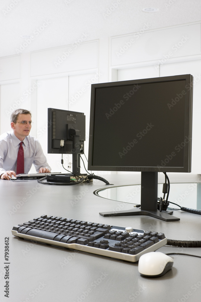 Mann vor Computer Mann vor Computer