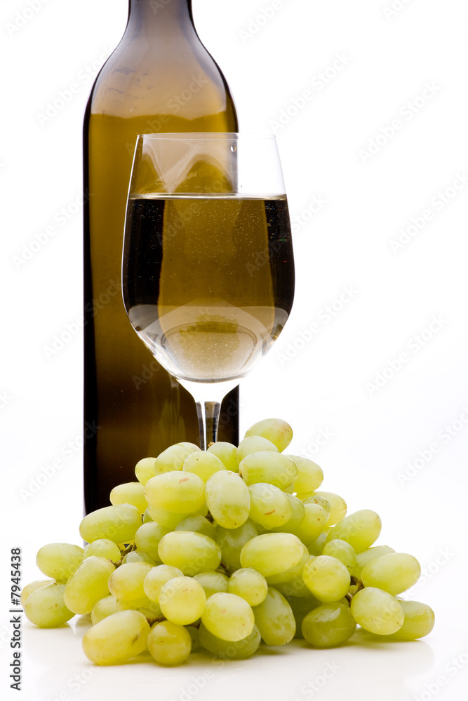 Wein und grüne Trauben