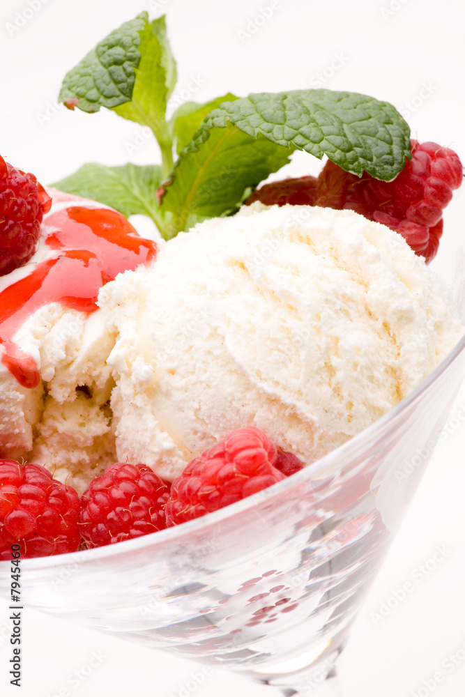 Ausschnitt von Eis mit Himbeeren Ausschnitt von Eis mit Himbeeren