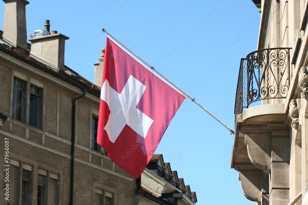 Dapeau suisse au balcon d'un batiment