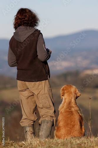 chien et maitre de dos