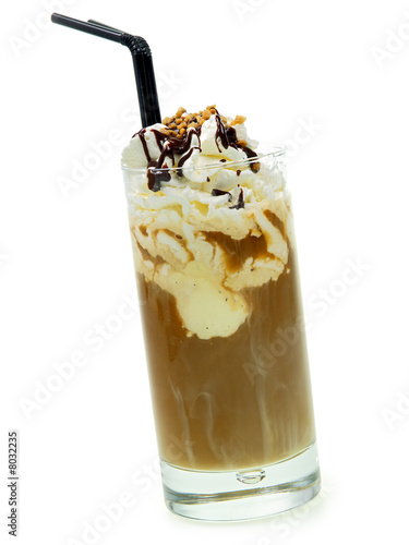 ein Glas Eiskaffee mit Vanilleeis, Schlagsahne, Schokoladensoße und Krokant photo