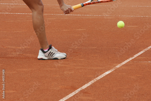 tennsspieler auf einem tennisplatz © Sigtrix