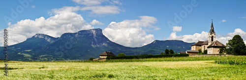 Eglise, champ de blé et montagne en Savoie