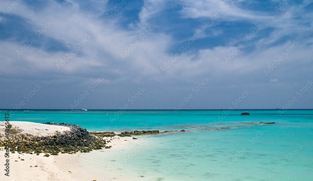 Strand mit Felsen