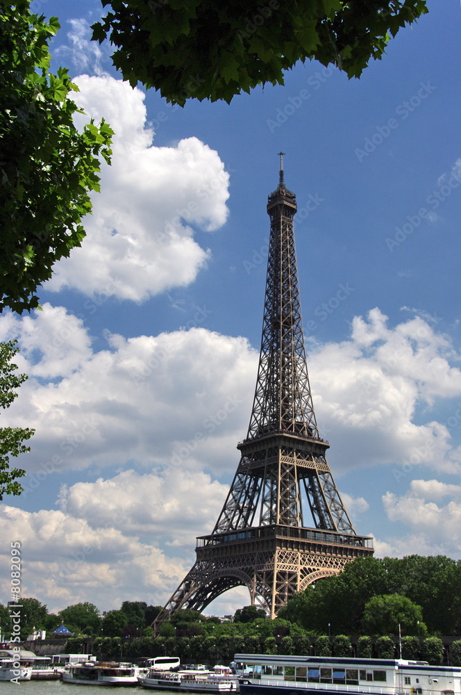 Tour Eiffel sur la Seine, Paris, France.
