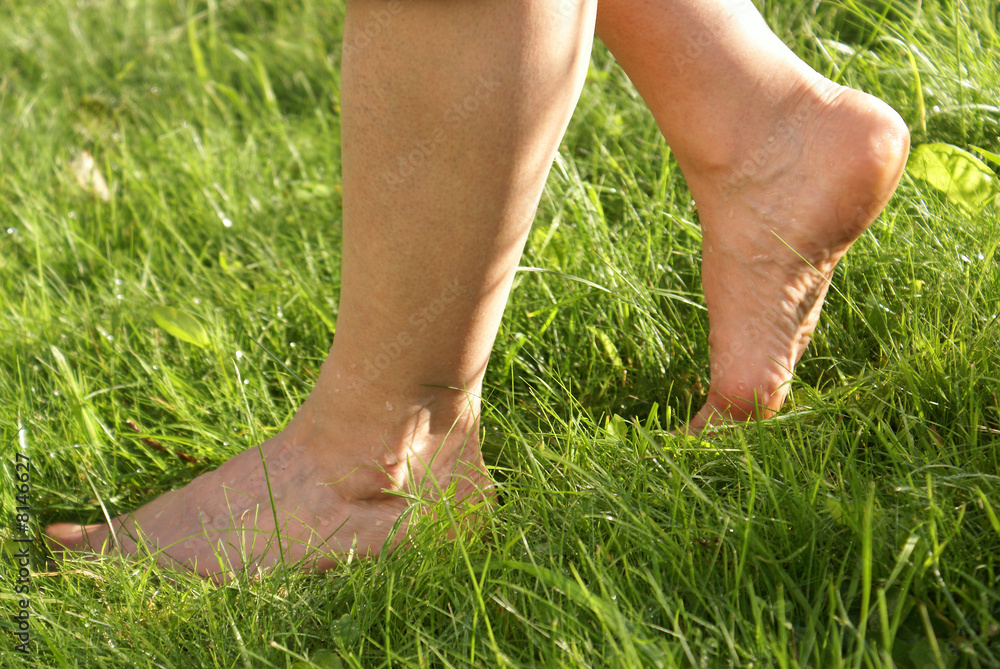 gesunde Füße, barfuß im Gras, barfuß, barfuss, Copyspace Stock Photo