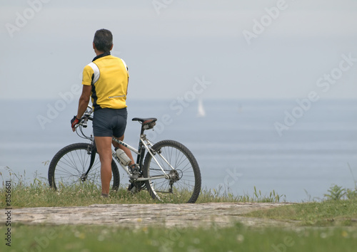 Ciclista mirando al mar