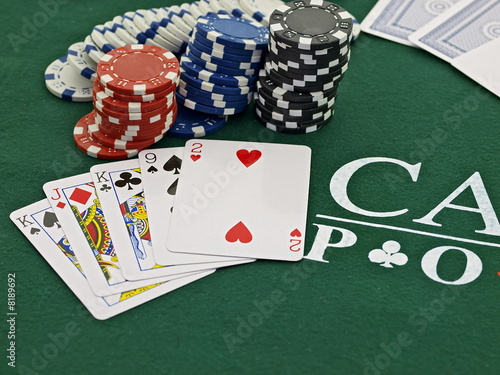 poker spiel set, chips und karten, casino games, bluffen