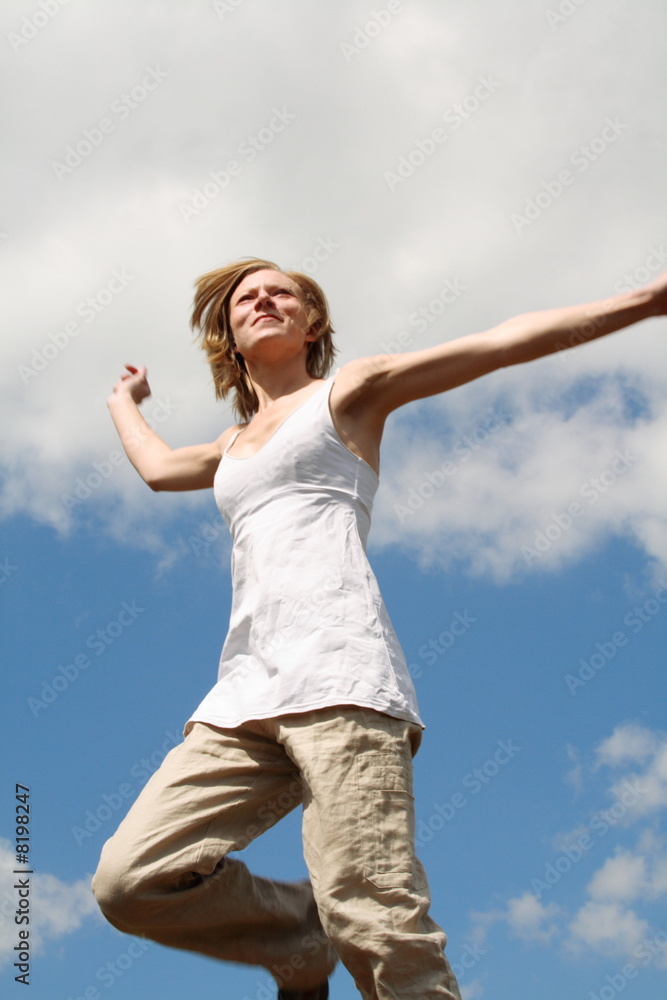junge frau vor wolkenbedecktem himmel junge frau vor wolkenbedecktem himmel