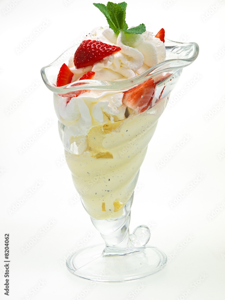 sommerfreude,vanilleeis,erdbeeren und sahne sommerfreude,vanilleeis,erdbeeren und sahne