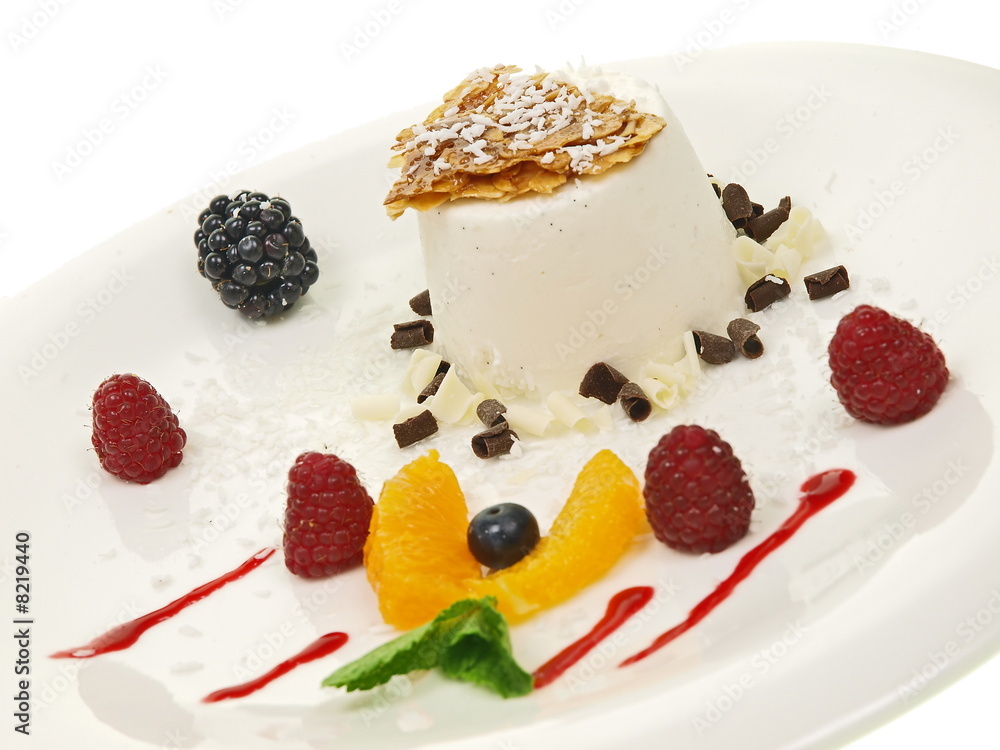 panna cotta dessert mit kokosnusssahnesauce und frische obst panna cotta dessert mit kokosnusssahnesauce und frische obst