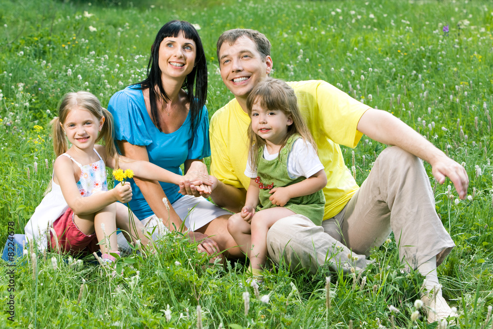 Fototapeta premium Rodzina na trawniku