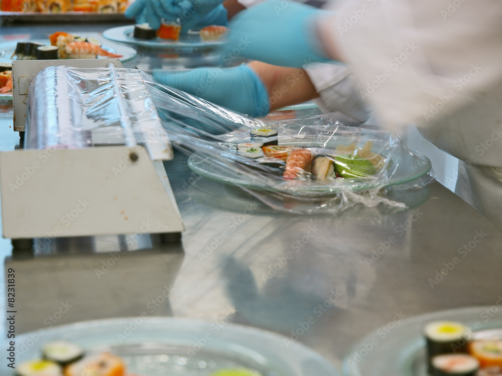 profiköche bereiten sushi tellerreihen, bankett, gastronomie