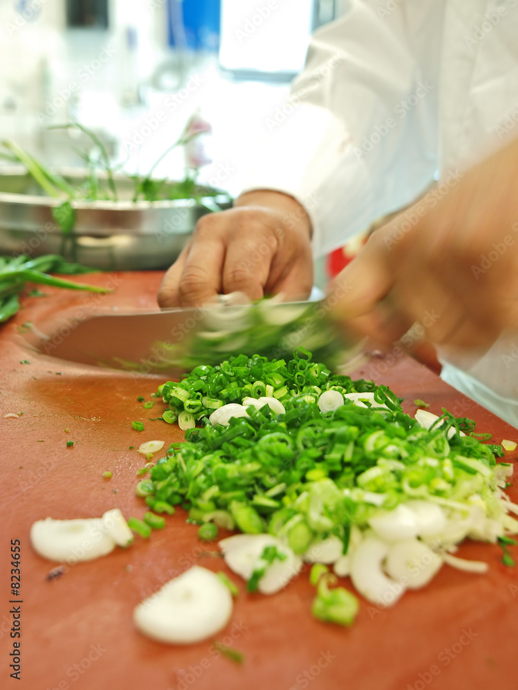 profikoch schneidet frühlingszwiebel bankett gastronomie profikoch schneidet frühlingszwiebel bankett gastronomie