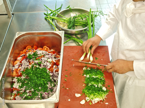 Fototapeta Naklejka Na Ścianę i Meble -  profikoch schneidet rohes gemüse bankett gastronomie