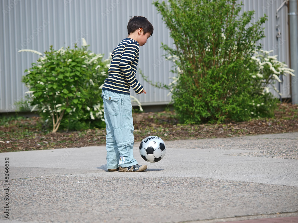 kind spielt ball