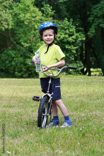 Fototapeta Naklejka Na Ścianę i Meble -  preschooler and bike