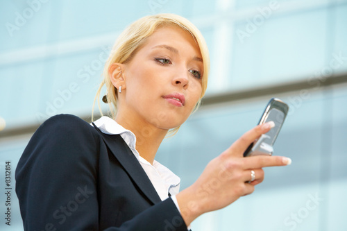 Businesswoman with mobile phone © Luminis
