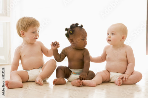Photographie Three babies holding hands