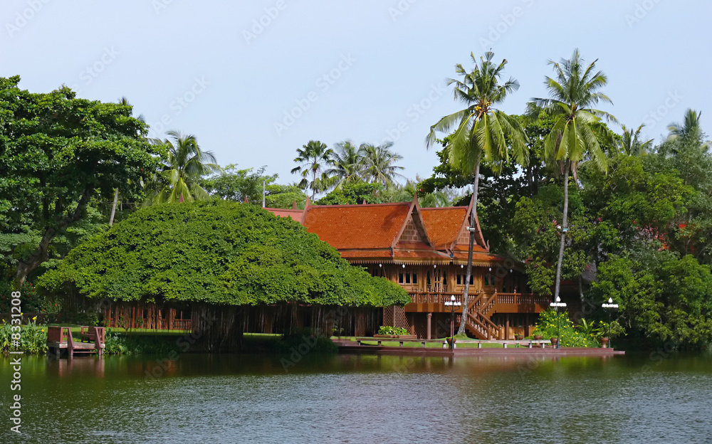 Villa orientale sul lago