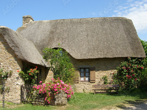 Maison avec toit de chaume à Kerhinet en Bretagne photo
