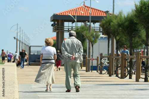 couple de retraités entrain de se promener © bacalao