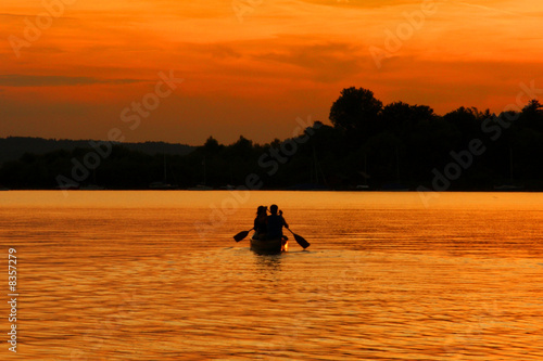 Paar mit Kanu beim Sonnenuntergang
