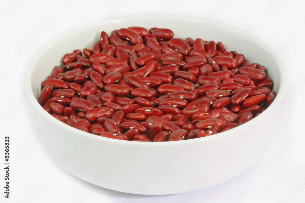 Rote Kidney Bohnen in einer weissen Schuessel Rote Kidney Bohnen in einer weissen Schuessel