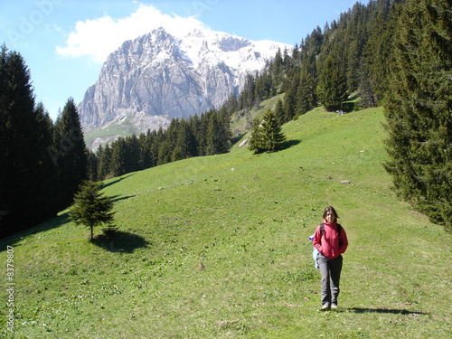 Randonneuse sur les hauteurs de Chatel (Haute-Savoie, Chablais)