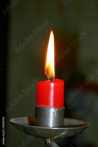 Bougie rouge avec flamme et chandelier