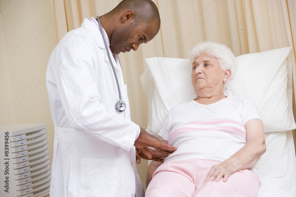 Obraz premium Doctor giving woman a checkup in exam room