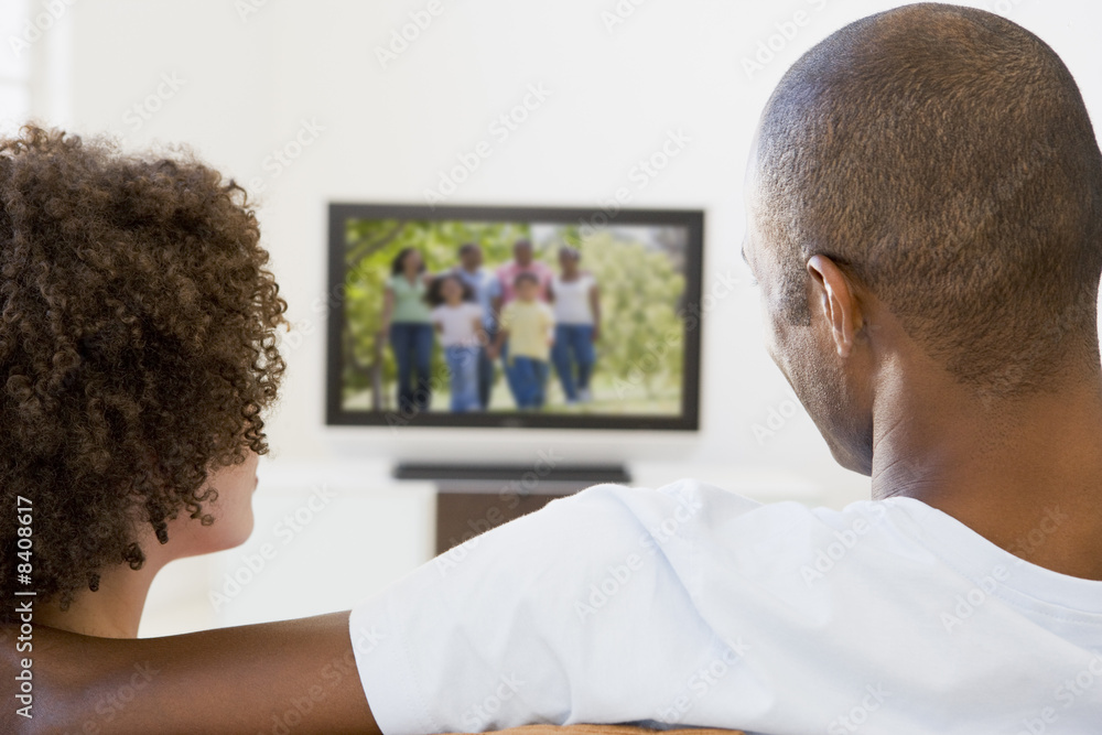 Obraz premium Couple in living room watching television
