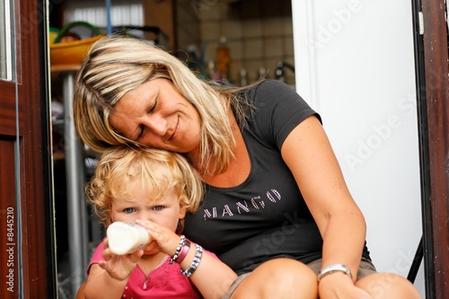 L'amour de la maman et l'enfant qui boit