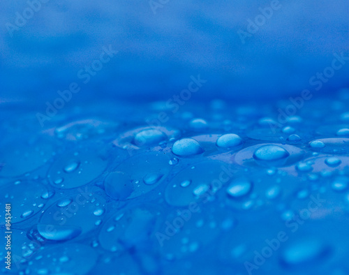 Gouttes de pluies sur un fond bleu