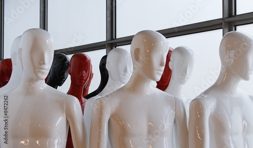 mannequins rouge et noir horizontale