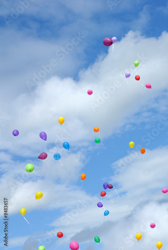 Fliegende bunte Luftballons