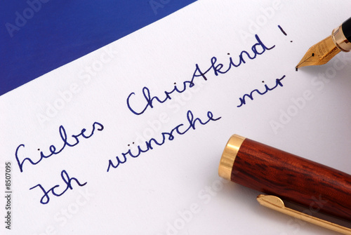 Kind schreibt Wunschzettel
