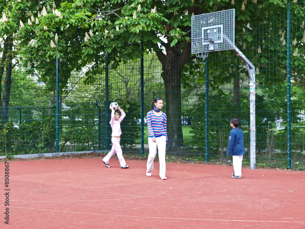 Fototapeta premium geschwister beim ballspielen