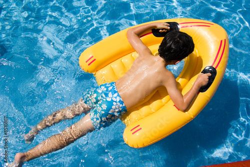 Niño en la piscina