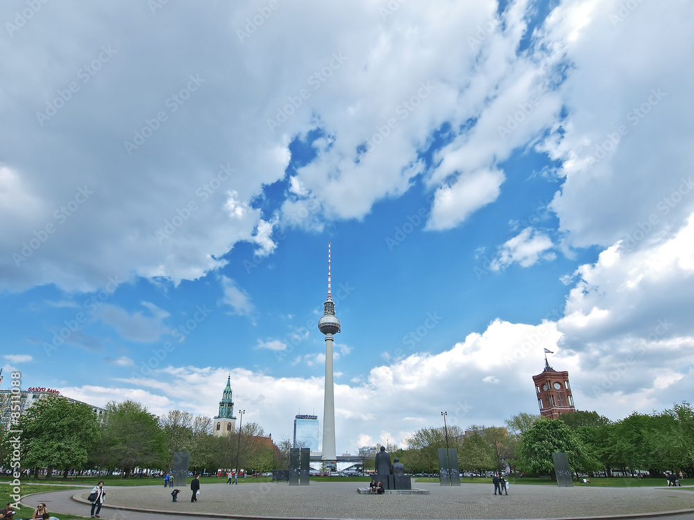 berlin skyline, blauen himmel,fernsehturm, rotes rathaus