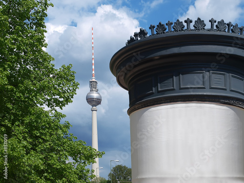 Berliner Fernsehturm und eine Litfaßsäule
